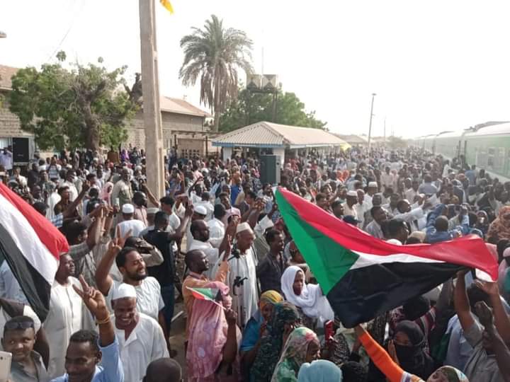 بالفيديو… إستقبال أهالي بورتسودان للقطار بعد أعوام