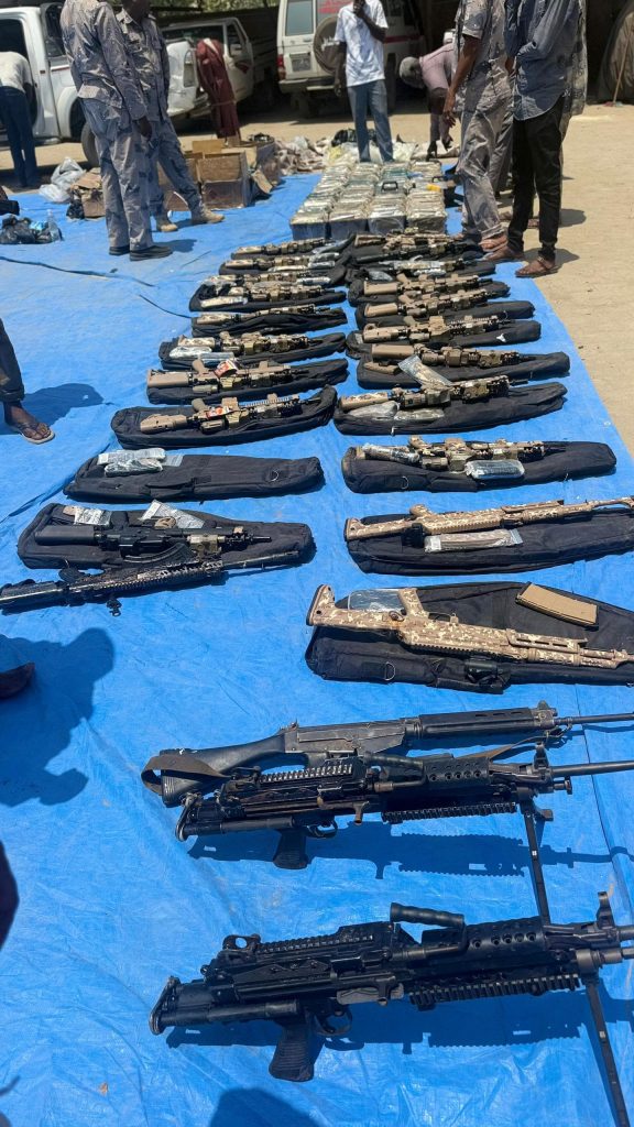 في أكبر ضبطية نوعية للأسلحة والمتفجرات قوات الجمارك عبر مكافحة التهريب بولاية البحر الأحمر تحقق إنجازاً نوعياً